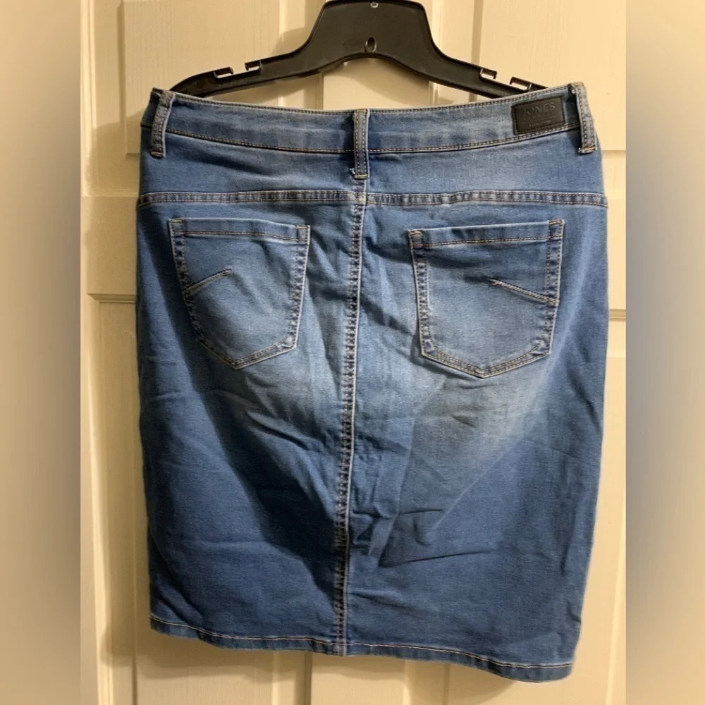 3/$28❤️❤️ Jones NY signature Madison pencil denim skirt with four pockets size8P